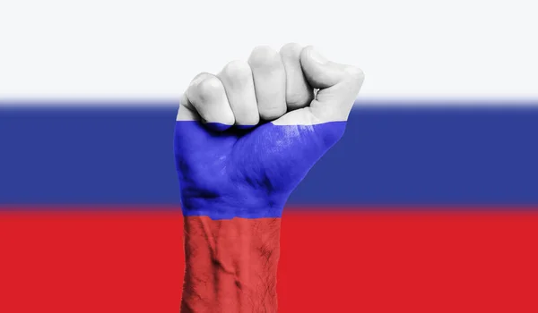 러시아 국기는 쥐어짜는 주먹에 그려져 있다. 강인 함, 증명 개념 — 스톡 사진