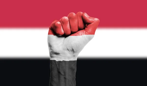 Drapeau du Yémen peint sur un poing serré. Force, concept de protestation — Photo