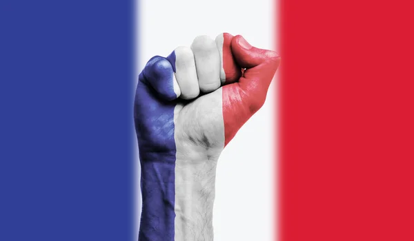 Drapeau de France peint sur un poing serré. Force, concept de protestation — Photo