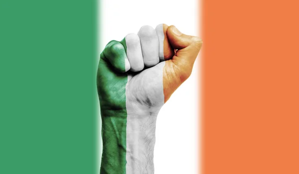 Irland-Flagge mit geballter Faust. Stärke, Protestkonzept — Stockfoto