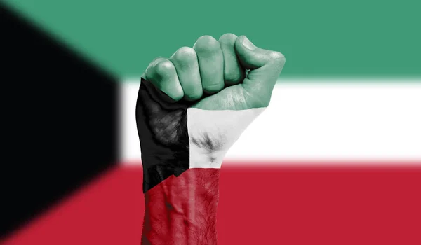 Bandera de Kuwait pintada con el puño cerrado. Fuerza, concepto de protesta — Foto de Stock