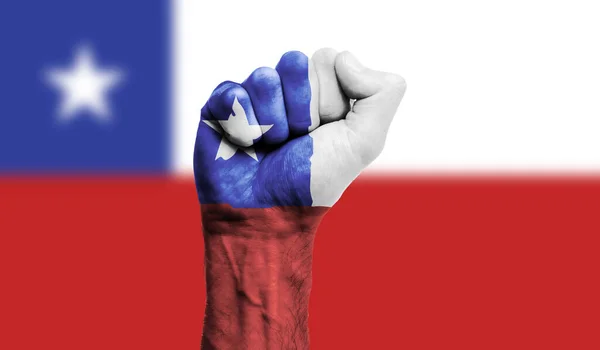 Bandera de Chile pintada con el puño cerrado. Fuerza, concepto de protesta —  Fotos de Stock