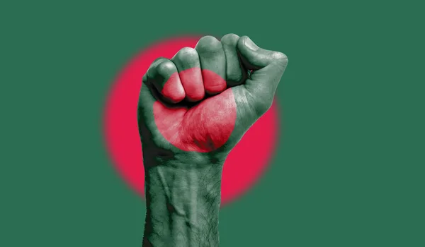 Прапор Бангладеш намальований на стиснутому кулаку. Сила, протести — стокове фото