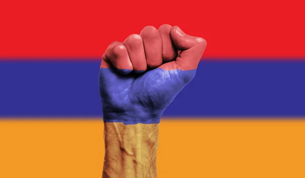Bandeira da Armênia pintada em um punho cerrado. Força, conceito de protesto — Fotografia de Stock