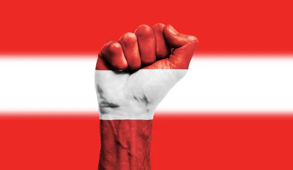 Flaga Austrii namalowana na zaciśniętej pięści. Siła, Koncepcja protestu — Zdjęcie stockowe