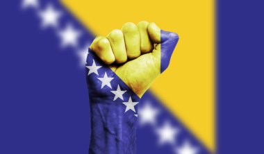 Bosna bayrağı sıkılmış bir yumruğa boyanmış. Kuvvet, Protesto konsepti
