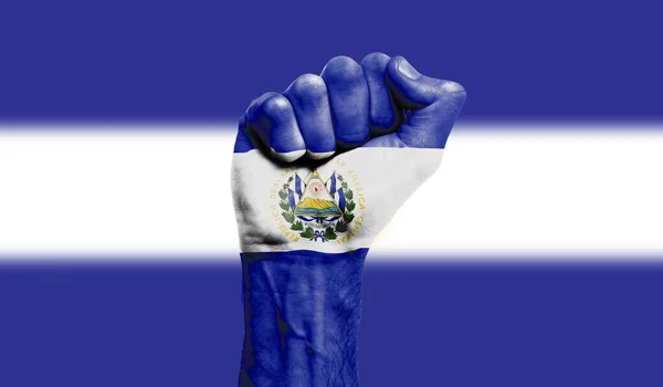 Flaga Salwadoru namalowana na zaciśniętej pięści. Siła, Koncepcja protestu — Zdjęcie stockowe