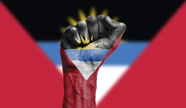 Flaga Antigui namalowana na zaciśniętej pięści. Siła, Koncepcja protestu — Zdjęcie stockowe