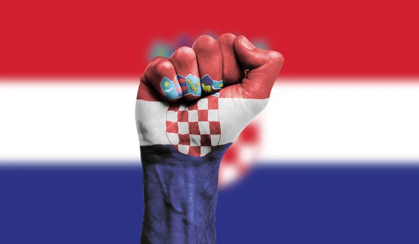 Хорватський прапор намальований на стиснутому кулаку. Сила, протести — стокове фото