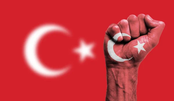 터키 국기는 쥐어짜는 주먹에 그려져 있다. 강인 함, 증명 개념 — 스톡 사진