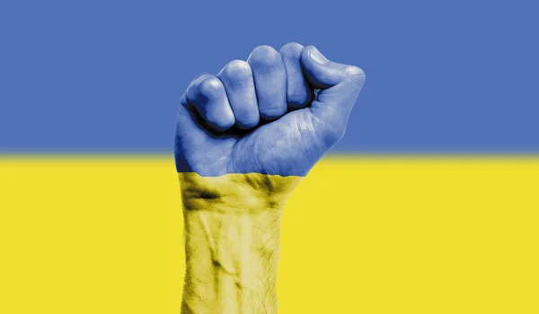 紧握着的拳头上画着乌克兰国旗。力量、抗议概念 — 图库照片