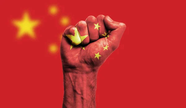 China-Flagge mit geballter Faust. Stärke, Protestkonzept — Stockfoto