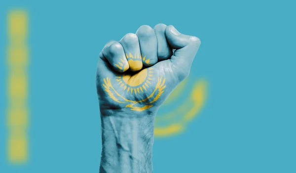 Bandera de Kazajstán pintada con el puño cerrado. Fuerza, concepto de protesta — Foto de Stock