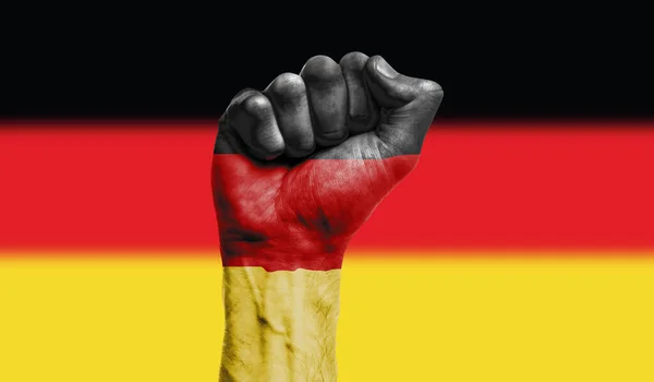 Flaga Niemiec namalowana na zaciśniętej pięści. Siła, Koncepcja protestu — Zdjęcie stockowe