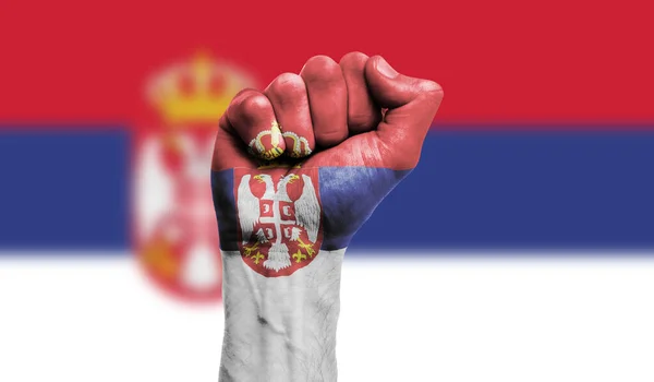 Флаг Сербии нарисован на сжатом кулаке. Сила, концепция протестов — стоковое фото