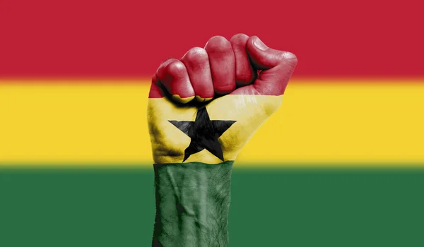 Bandiera del Ghana dipinta su un pugno stretto. Forza, concetto di protesta — Foto Stock