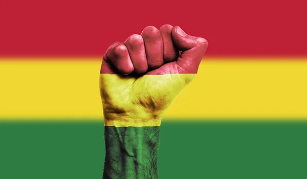 Bolivien-Flagge mit geballter Faust. Stärke, Protestkonzept — Stockfoto