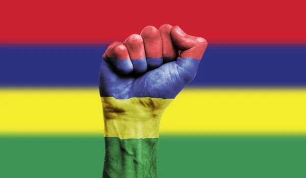 Mauritius vlag geschilderd op een gebalde vuist. Sterkte, Protestconcept — Stockfoto