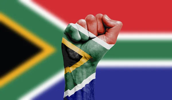 Zuid-Afrika vlag geschilderd op een gebalde vuist. Sterkte, Protestconcept — Stockfoto