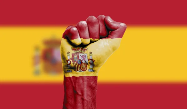 Σημαία της Ισπανίας ζωγραφισμένη σε σφιχτή γροθιά. Δύναμη, Διαμαρτυρία έννοια — Φωτογραφία Αρχείου