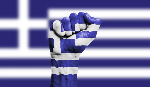 Bandeira da Grécia pintada num punho cerrado. Força, conceito de protesto — Fotografia de Stock