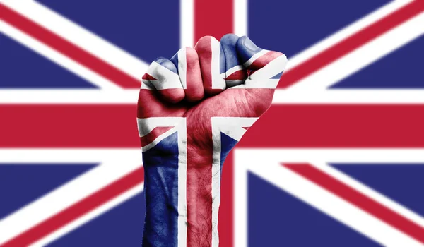 Drapeau du Royaume-Uni peint sur un poing serré. Force, concept de protestation — Photo