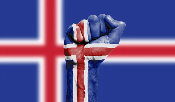 Drapeau d'Islande peint sur un poing serré. Force, concept de protestation — Photo