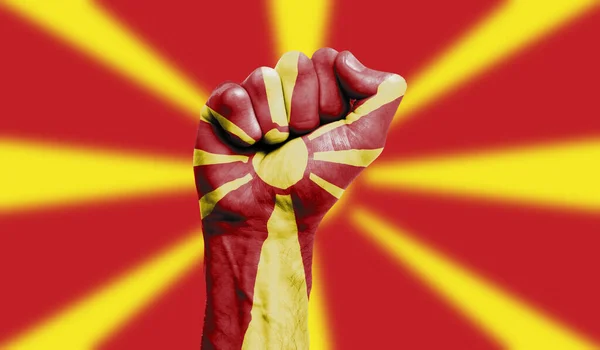 Makedonská vlajka namalovaná na zaťaté pěsti. Síla, koncepce protestu — Stock fotografie