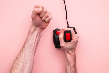 Retro video oyunu joystick kumandası kullanan bir erkek. Genel Görünüm