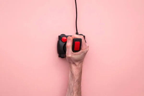 Man hand med hjälp av retro videospel joystick controller. Översiktsbild — Stockfoto