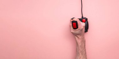 Retro video oyunu joystick kumandası kullanan bir erkek. Genel Görünüm