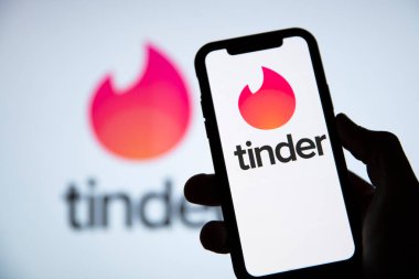 LONDON, İngiltere - 29 Nisan 2020: Akıllı telefondaki Tinder online randevu uygulaması logosu