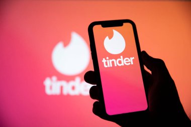 LONDON, İngiltere - 29 Nisan 2020: Akıllı telefondaki Tinder online randevu uygulaması logosu