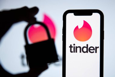 LONDON, İngiltere - 29 Nisan 2020: Güvenlik kilidi olan bir telefonda Tinder randevu uygulaması logosu