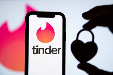 LONDON, İngiltere - 29 Nisan 2020: Güvenlik kilidi olan bir telefonda Tinder randevu uygulaması logosu