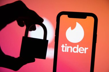LONDON, İngiltere - 29 Nisan 2020: Güvenlik kilidi olan bir telefonda Tinder randevu uygulaması logosu