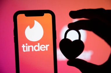 LONDON, İngiltere - 29 Nisan 2020: Güvenlik kilidi olan bir telefonda Tinder randevu uygulaması logosu