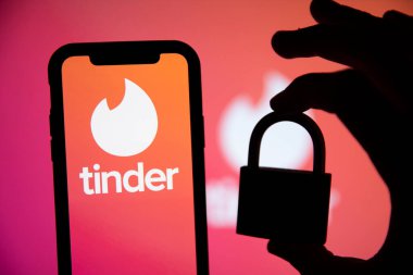 LONDON, İngiltere - 29 Nisan 2020: Güvenlik kilidi olan bir telefonda Tinder randevu uygulaması logosu