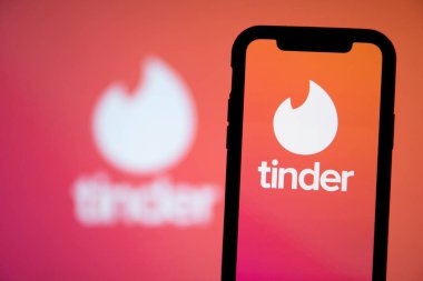 LONDON, İngiltere - 29 Nisan 2020: Akıllı telefondaki Tinder online randevu uygulaması logosu