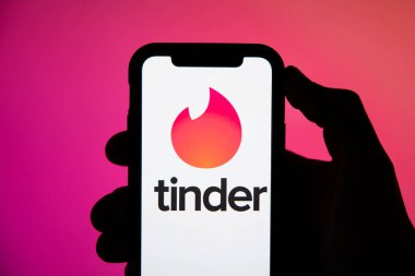 LONDON, İngiltere - 29 Nisan 2020: Akıllı telefondaki Tinder online randevu uygulaması logosu