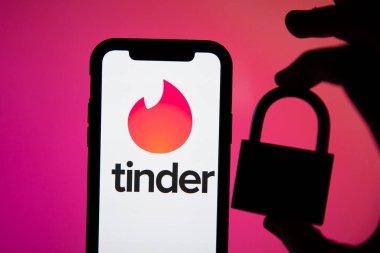 LONDON, İngiltere - 29 Nisan 2020: Güvenlik kilidi olan bir telefonda Tinder randevu uygulaması logosu