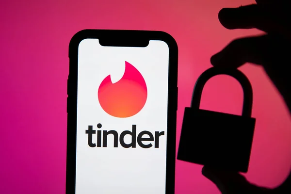 ЛОНДОН, Великобритания - 29 апреля 2020 года: Логотип приложения для знакомств Tinder на телефоне с защитой — стоковое фото