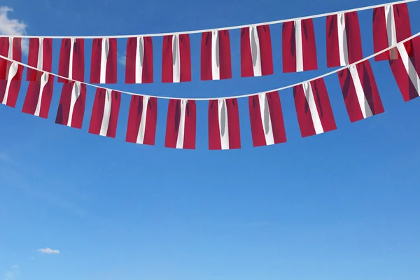 Lettland flagga festliga bunting hängande mot en blå himmel. 3D-Render — Stockfoto