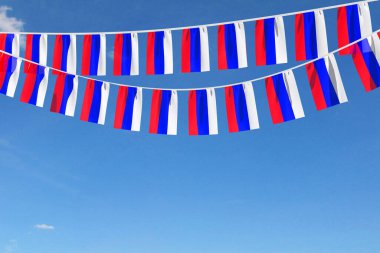 Rusya 'nın bayrak bayrağı mavi gökyüzünde sallanıyor. 3B Hazırlama