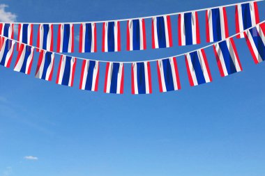 Mavi gökyüzüne asılı Tayland bayrağı bayrağı. 3B Hazırlama