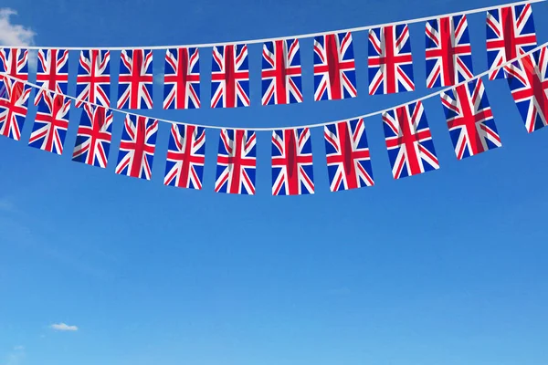 Die britische Flagge hängt festlich vor blauem Himmel. 3D Render — Stockfoto
