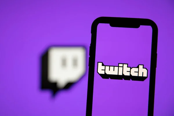 LONDRA, Regno Unito - 30 aprile 2020: Twitch game live streaming logo su uno smartphone — Foto Stock