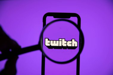 LONDON, İngiltere - 30 Nisan 2020: Büyüteç altında canlı oyun logosu