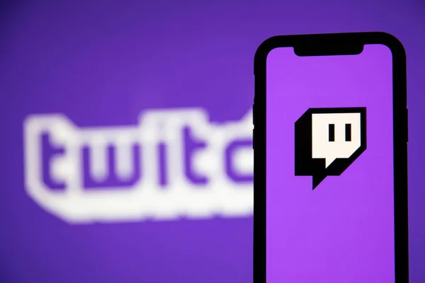 LONDRES, Reino Unido - 30 de abril de 2020: Twitch jogo ao vivo logotipo de streaming em um smartphone — Fotografia de Stock