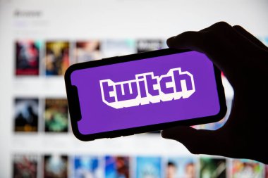 LONDON, İngiltere - 30 Nisan 2020: Akıllı telefondan canlı yayın logosu